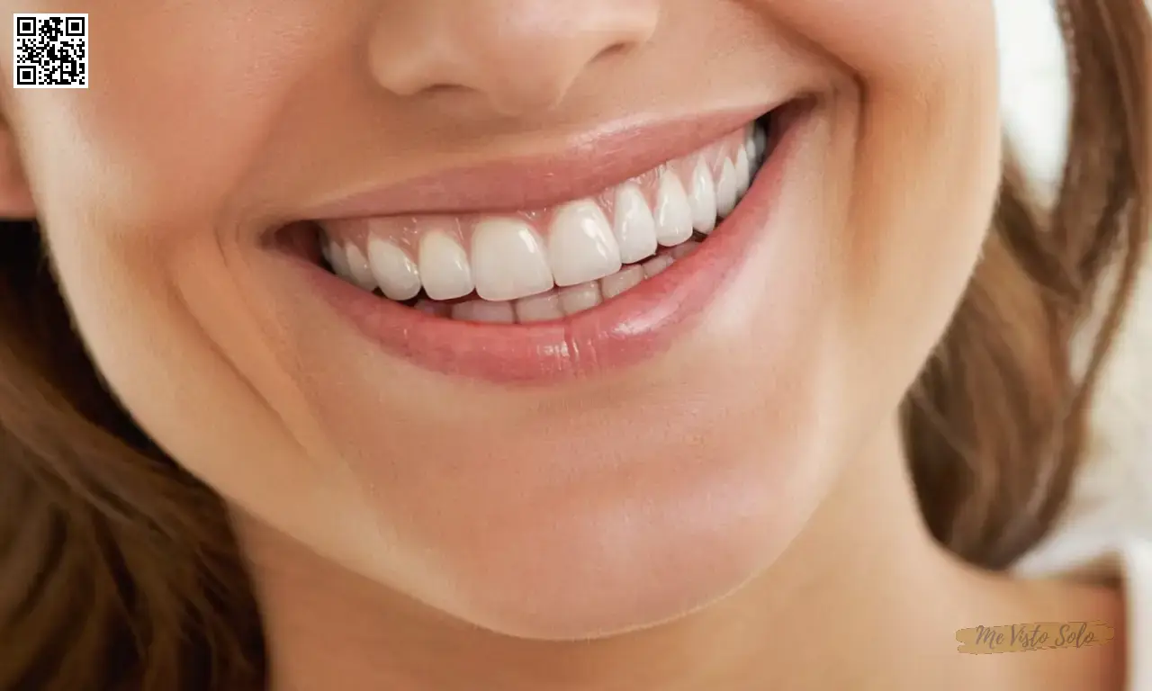 Una cara sonriente con dientes limpios y maquillaje fresco se captura desde un ángulo inusual.