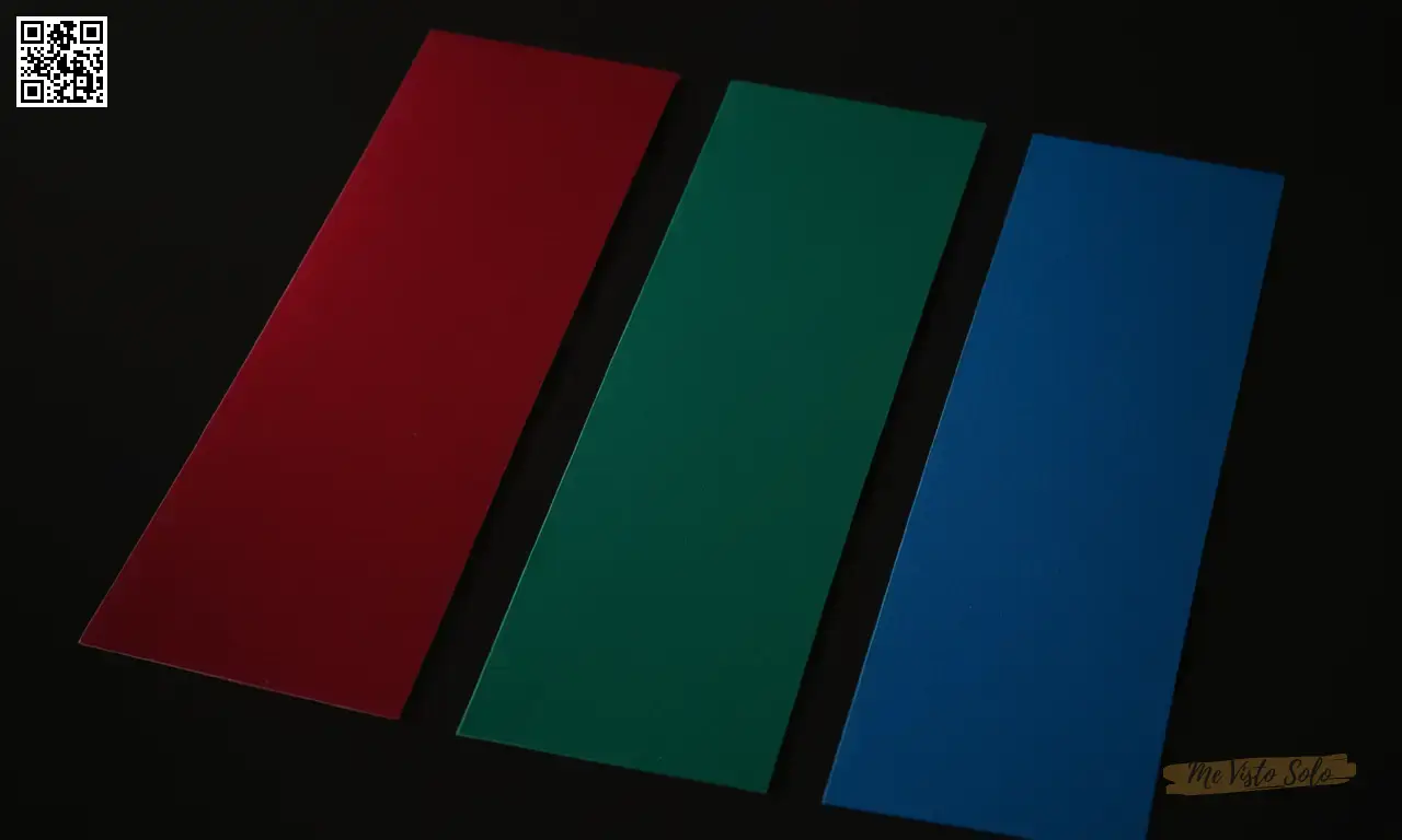 Una imagen compuesta simplemente como tres parches de color con swatches rojos, azules y verdes, donde el tono rojo sigue siendo dominante al lado izquierdo de la composición.